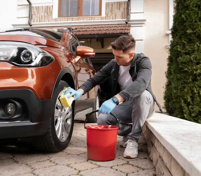 Lavage auto à domicile Prades-le-Lez : professionnel intervenant sur un véhicule